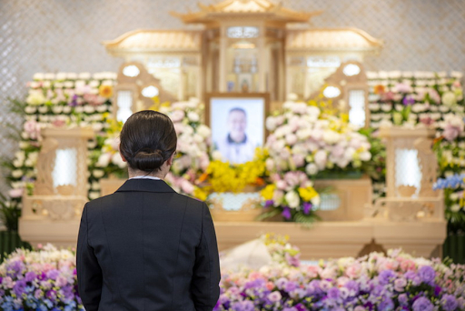 日本殡葬行业正面临严重人手短缺，有效求人倍率高达7.6。随着少子老龄化加剧，预计