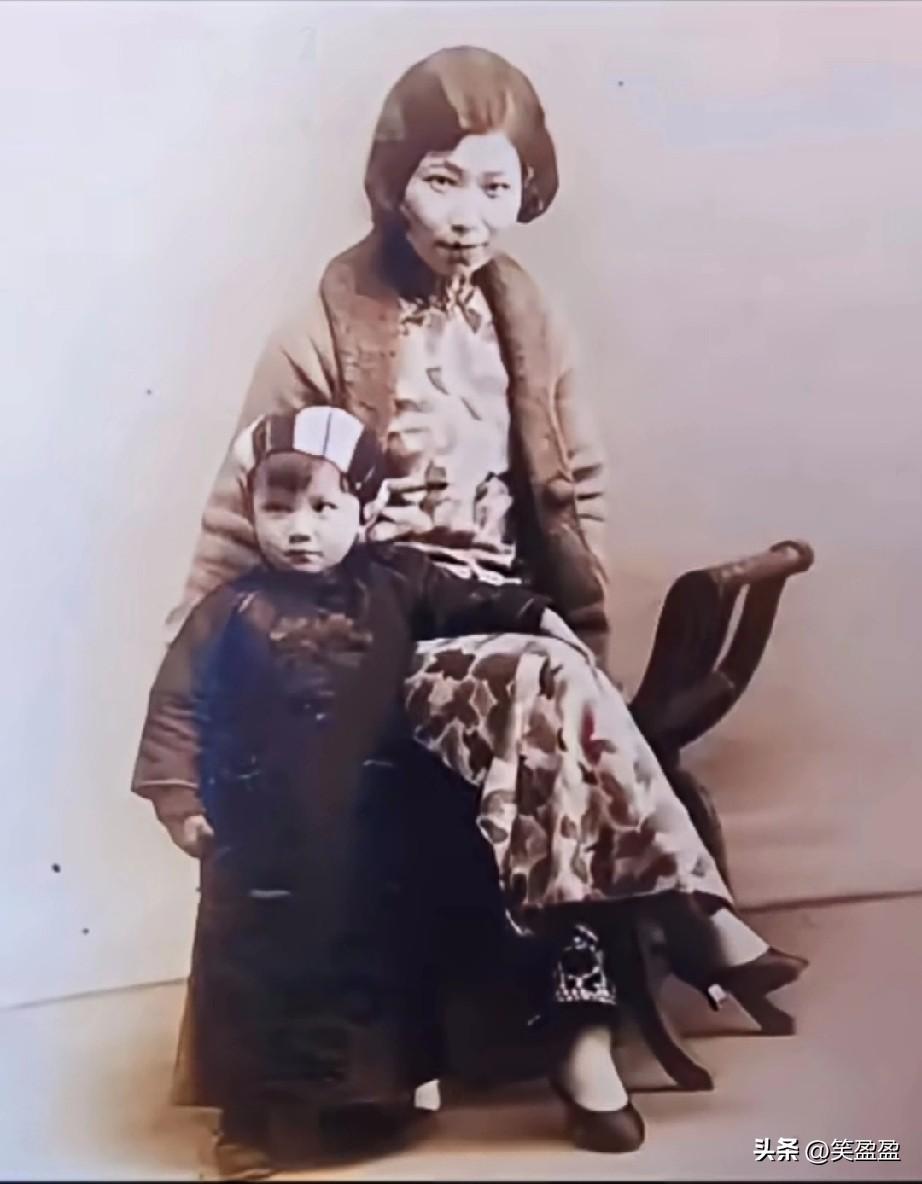 拚将红颜救山河！
1939年10月，
中共满洲省委特科哈尔滨情报站负责人关山远与