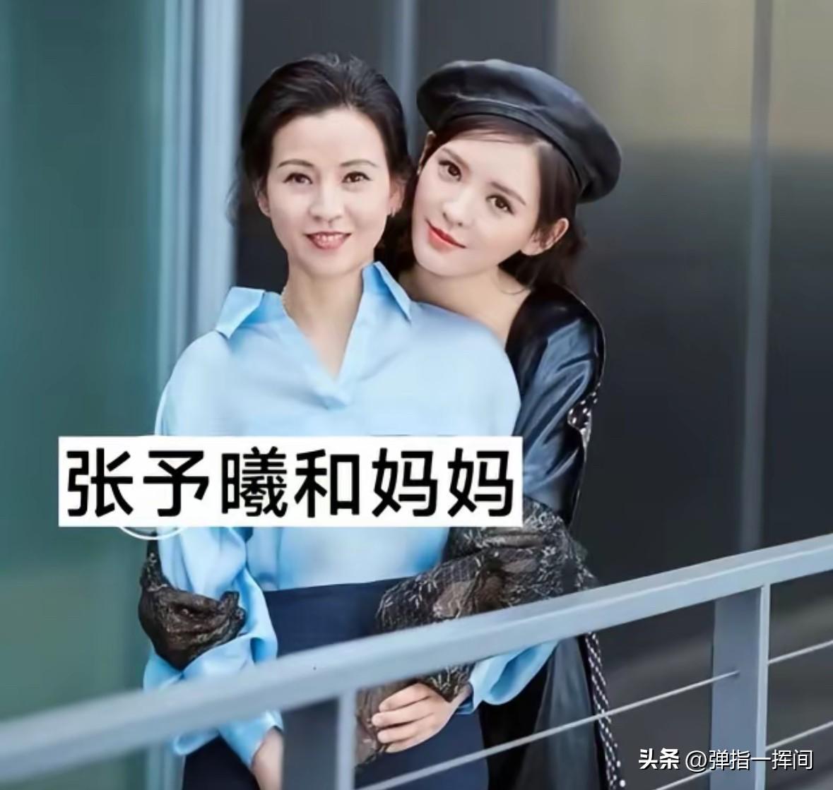 一看就是亲生的15组明星亲子

都说子女是父母的复刻版，
看完这些明星亲子合照，