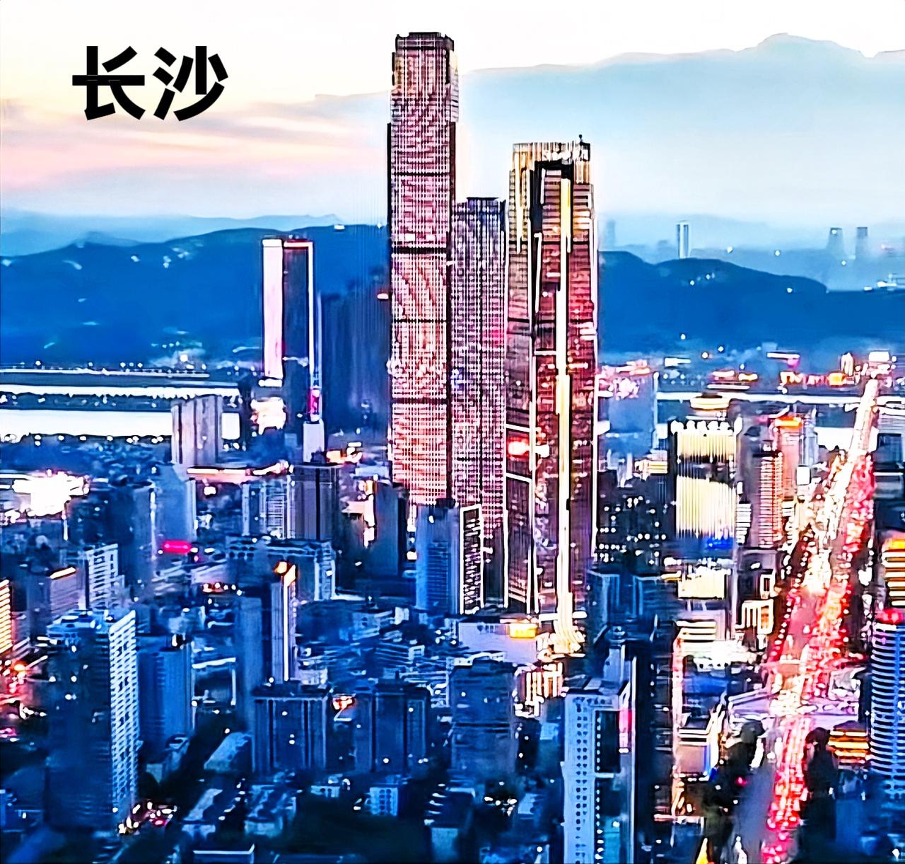 长沙的夜景，高楼也就是国金中心这一块，看起来是最繁华最高档的写字楼了。除了国金中