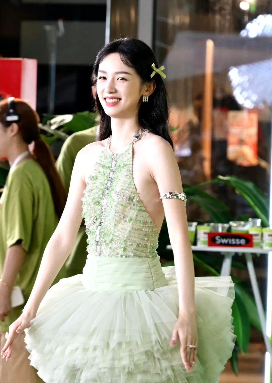 周也这下半身是穿了个啥？是我不懂时尚了吗？还是说红毯上这样穿比较潮？这造型师是不