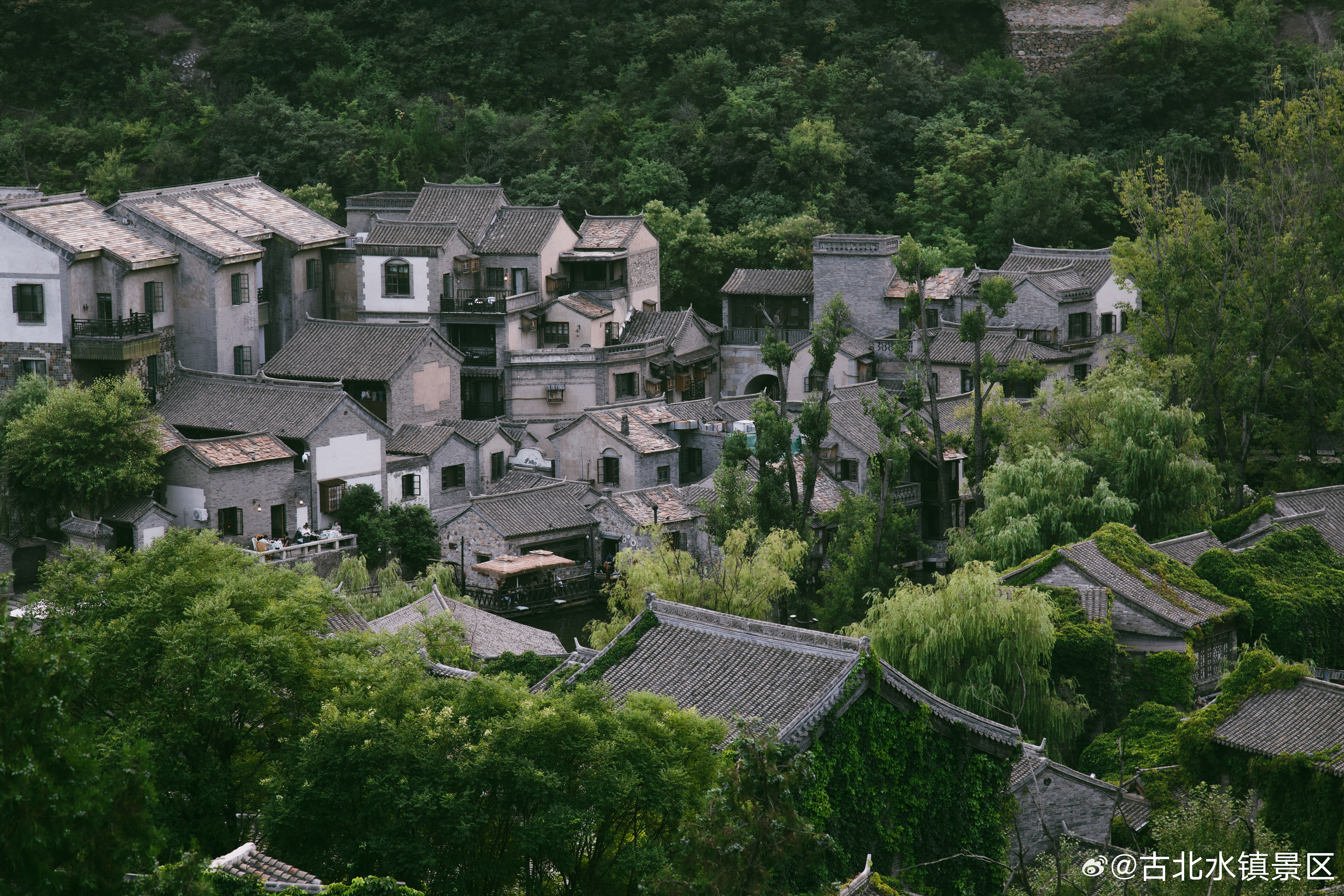 该怎么去形容你最~贴~切~？绿绿的，很安心。这里是长城脚下的碧水小镇——#古北水