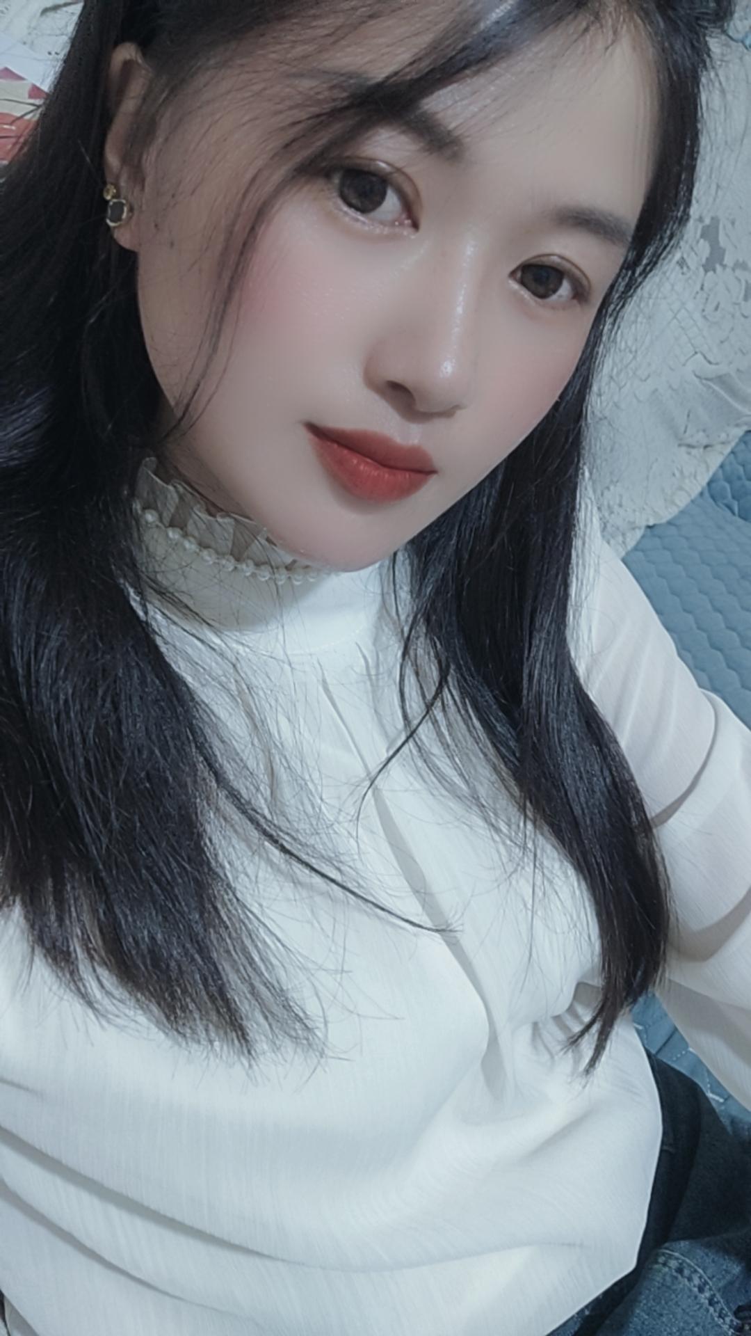 做人靠心不靠嘴，交往靠真不靠伪，真心的人早晚都能被看到，虚伪的人早晚都...