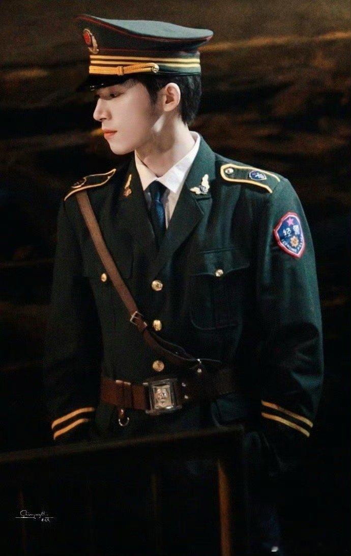 王星越 成长型演员暗影侦探 他的成长不是一蹴而就，而是一次次琢磨和积累的结果。每