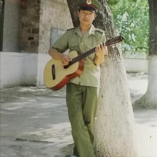 1990年我报名当兵，但因年龄不够被舅舅举报，痛失入伍名额，没想到如今舅舅一家巴
