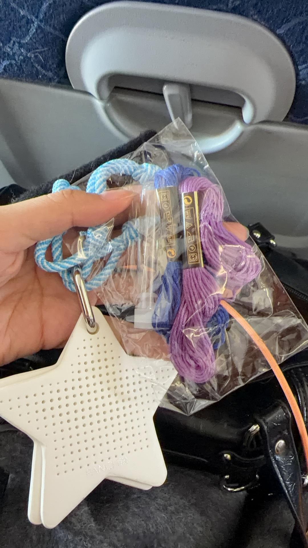 在去一加发布会的飞机上，想着给自己找点事做，弄弄简单的手工。。结果理线越理越乱[
