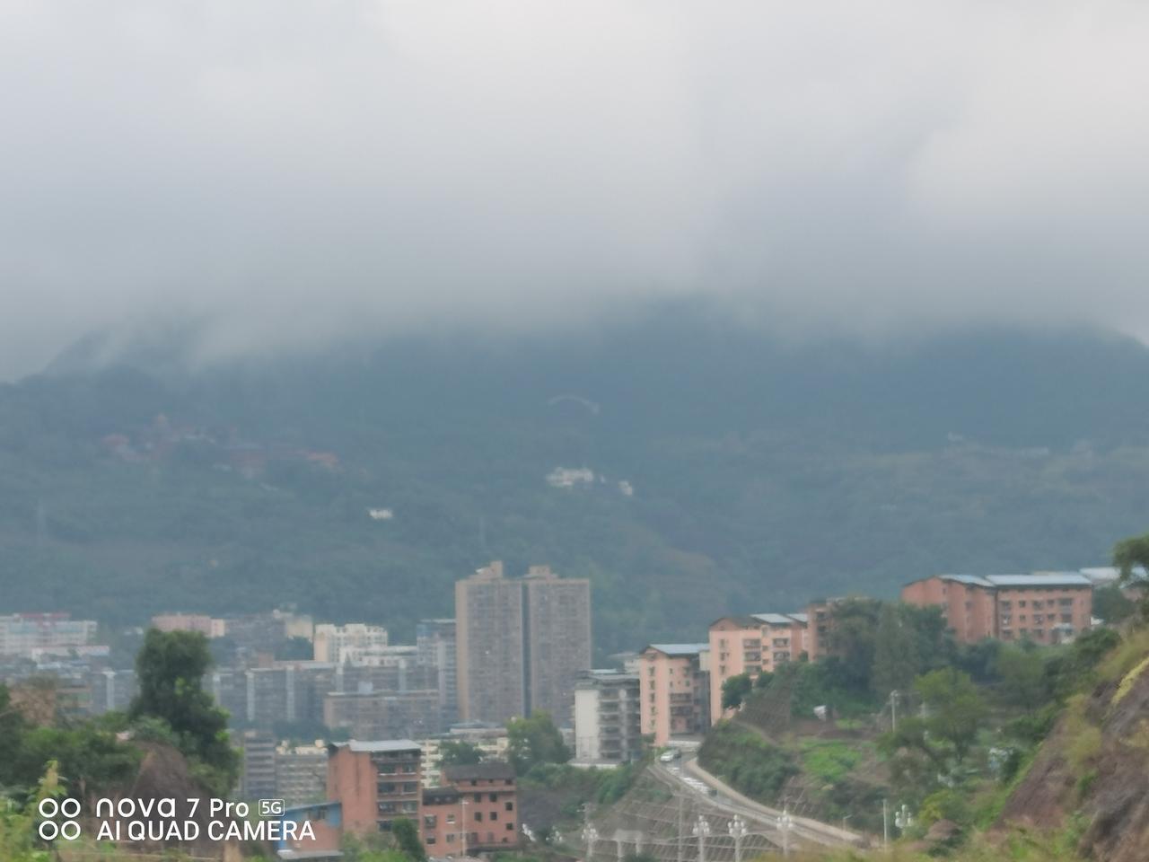 分享我这周有趣的事：远眺凤凰山[微风][微风]