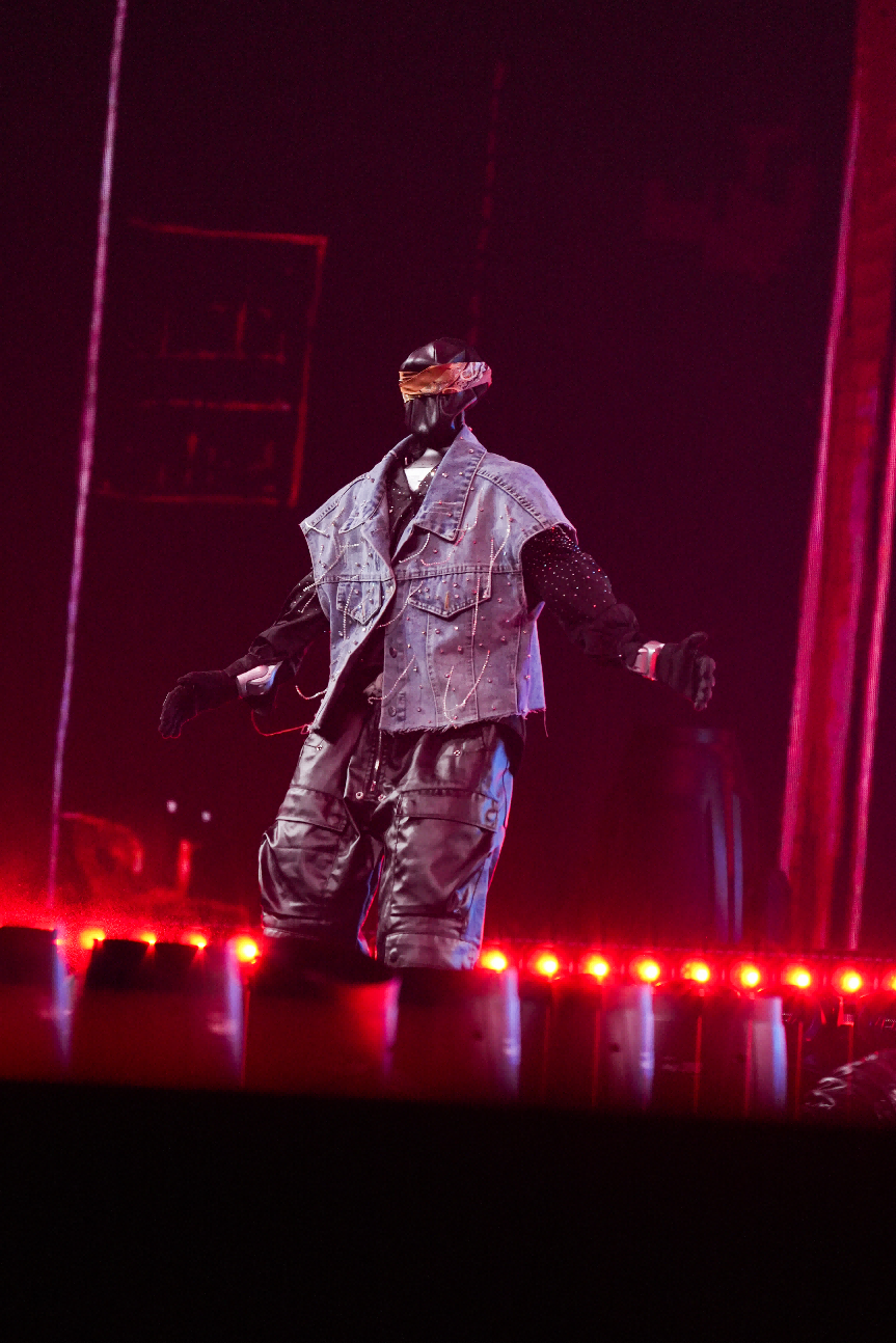 丝芭将机器人伴舞搬上演唱会舞台，这一步与春晚等顶级演出舞台的思路不谋而合。科技赋