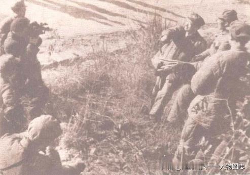 贺龙在指挥部队翻越大巴山。