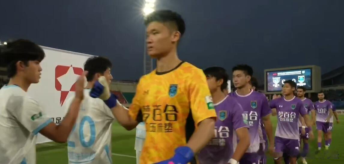 南通支云历史上首次身穿紫色球衣出战，因客场球衣（白色）与主队主场球衣类似，且主队
