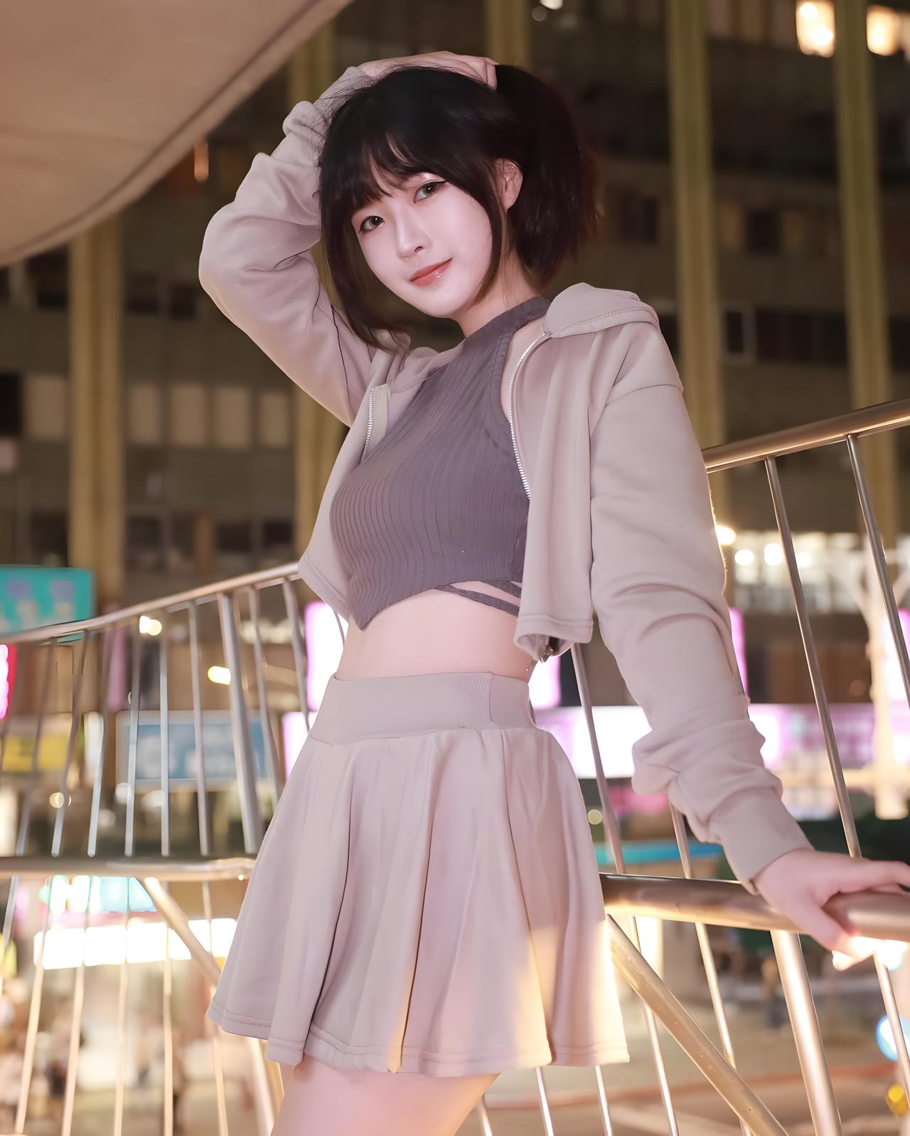 夜色下的甜美佳人优雅自信穿搭分享 美少女美景分享 如何拍出户外氛围感美女? 美人