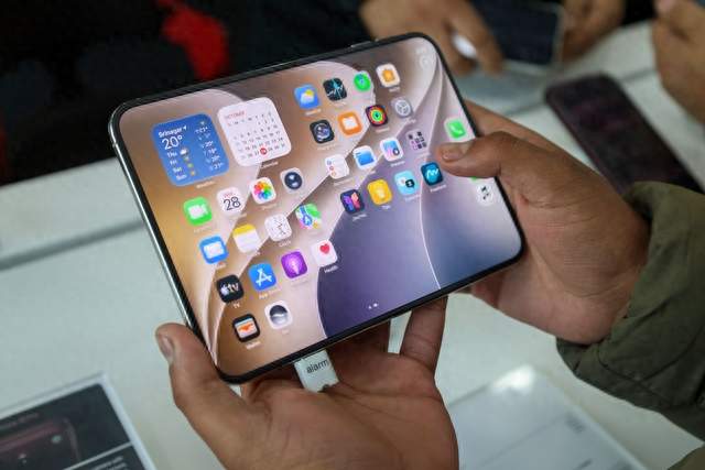 iPhone 17e首销4499元，磁吸eSIM适配今日十大