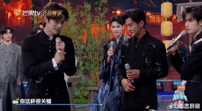 龚俊吃瓜吃到自己身上你好星期六龚俊[超话]谁还没看龚俊《你好星期六》吃瓜吃到自己