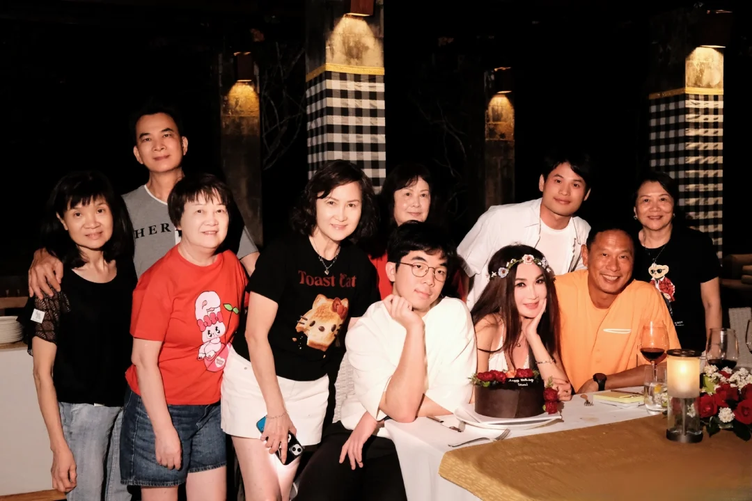 温碧霞四个姐姐一个哥哥一同为妹妹庆祝生日