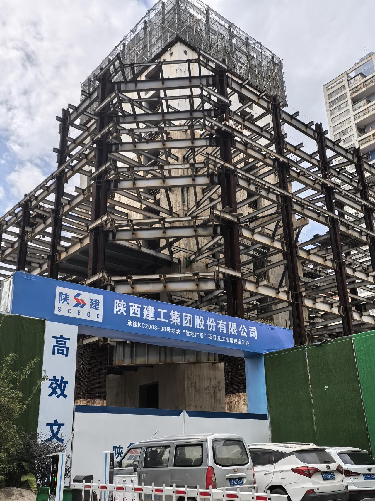 盘龙区交三桥地铁站口的这个置地广场的主塔楼是要准备复工续建了吗？
去年年底前说是