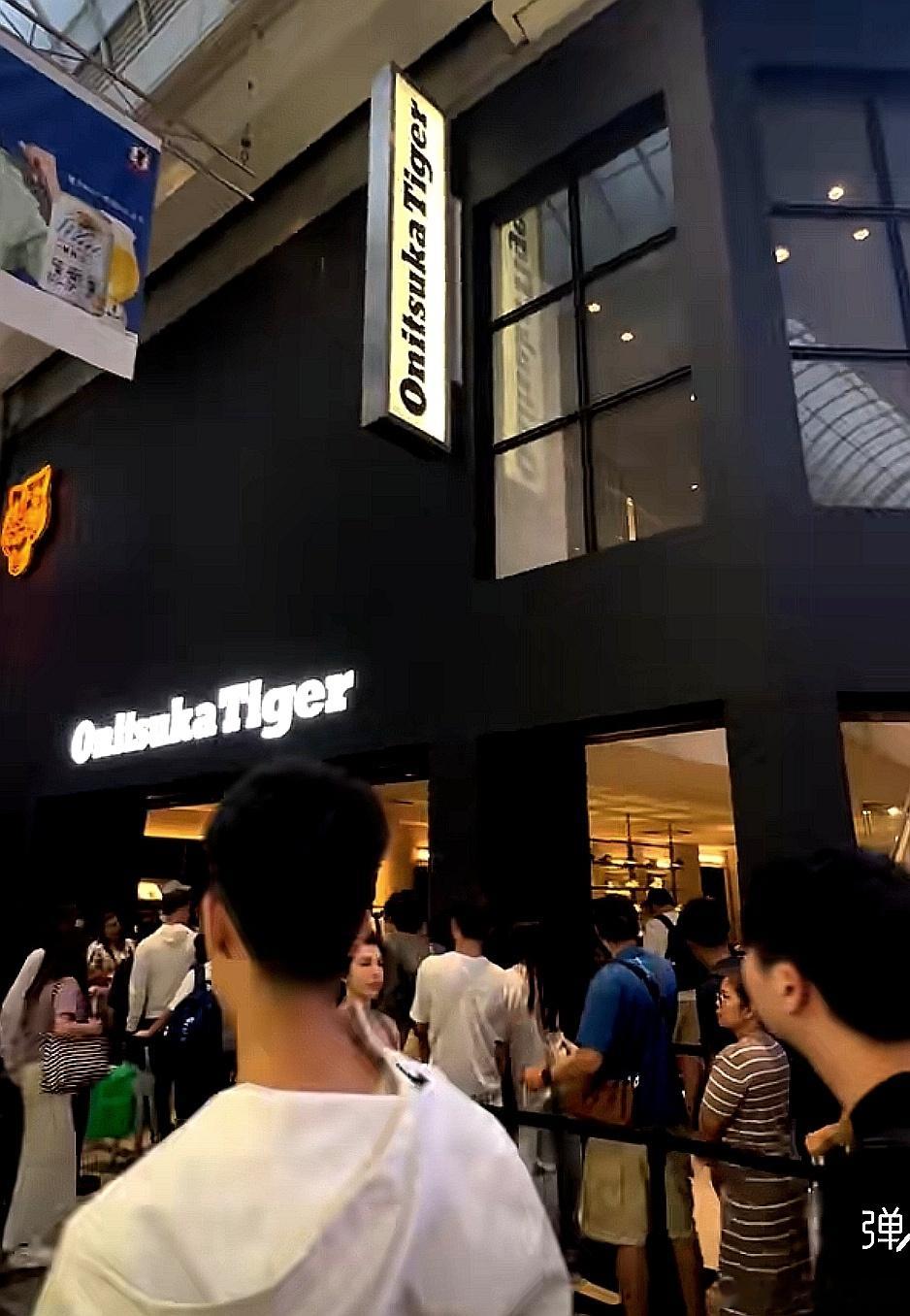 日本大阪鬼冢虎专卖店门口，每天都有这么多人，下雨都要打伞排队，这是对品牌的执着还