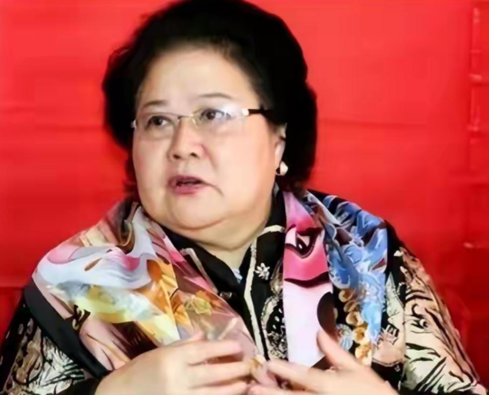 京剧演员齐淑芳三十多年前赴美未归，抛弃丈夫都要留在美国，20年回国后说：“不后悔