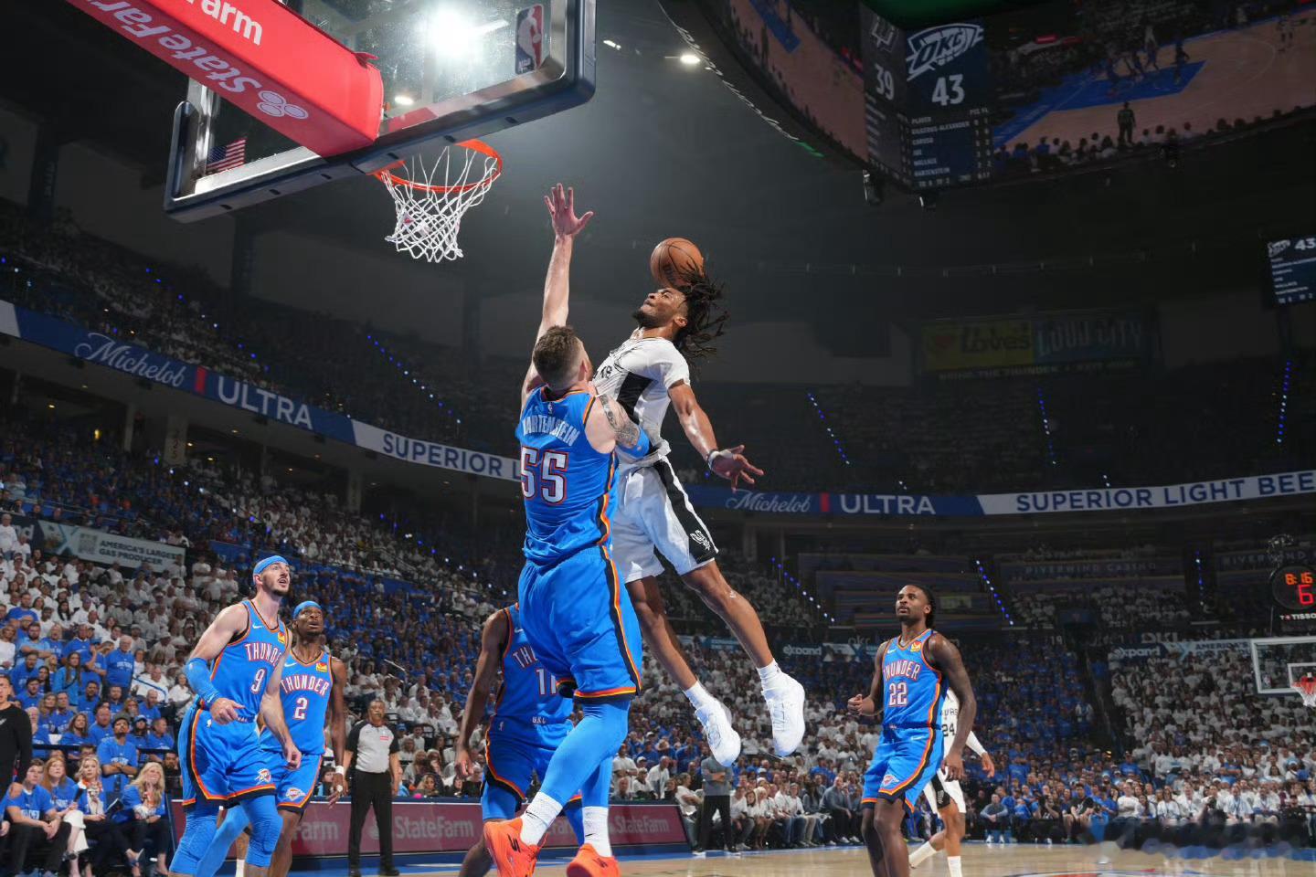 马刺vs雷霆nba季后赛 到目前为止 卡斯尔是马刺队得分最多的球员 得了16分 