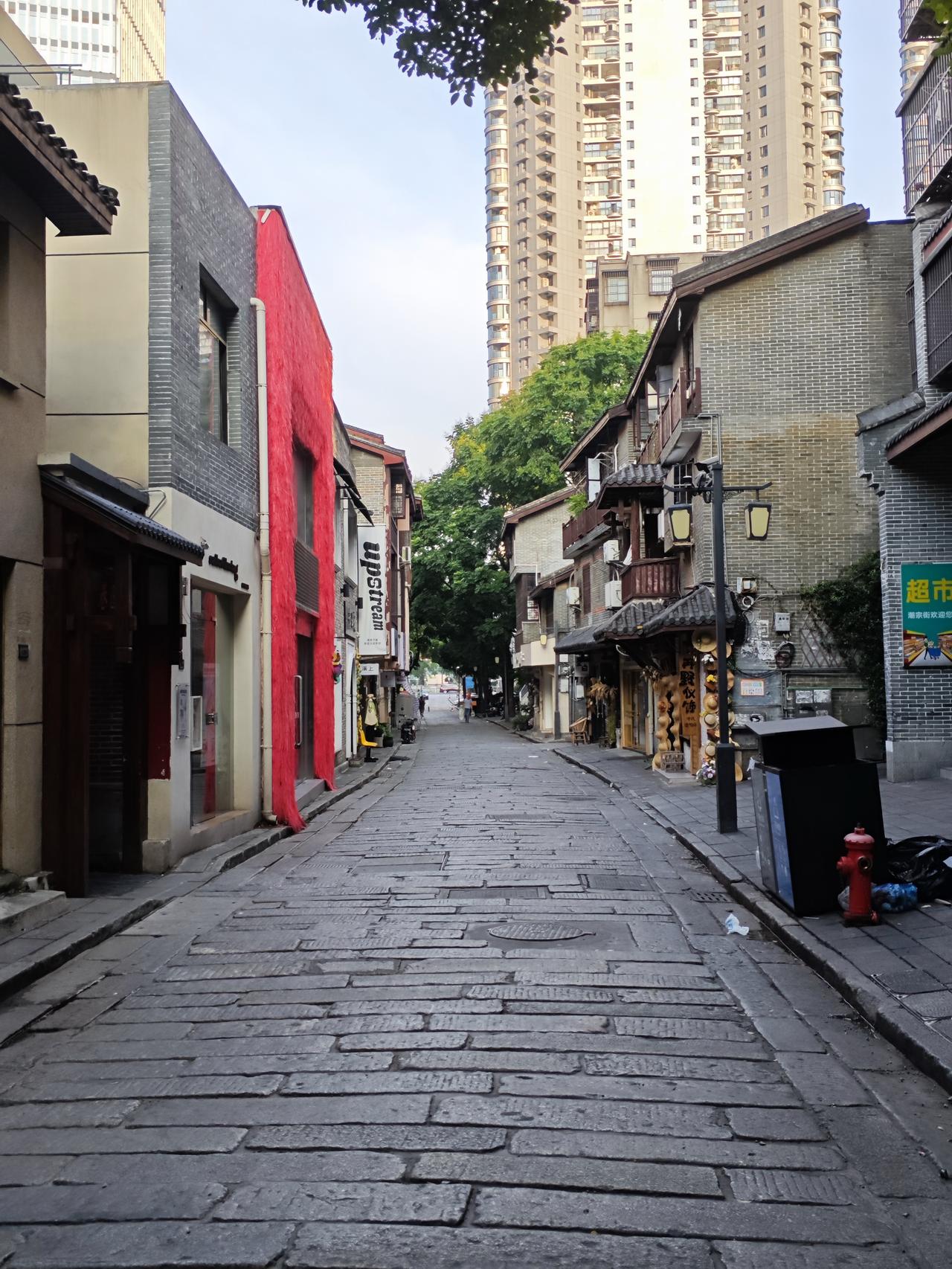 当职称与工资深度捆绑，整个行业便不自觉地围绕这根指挥棒运转。年轻教师入职第一天就