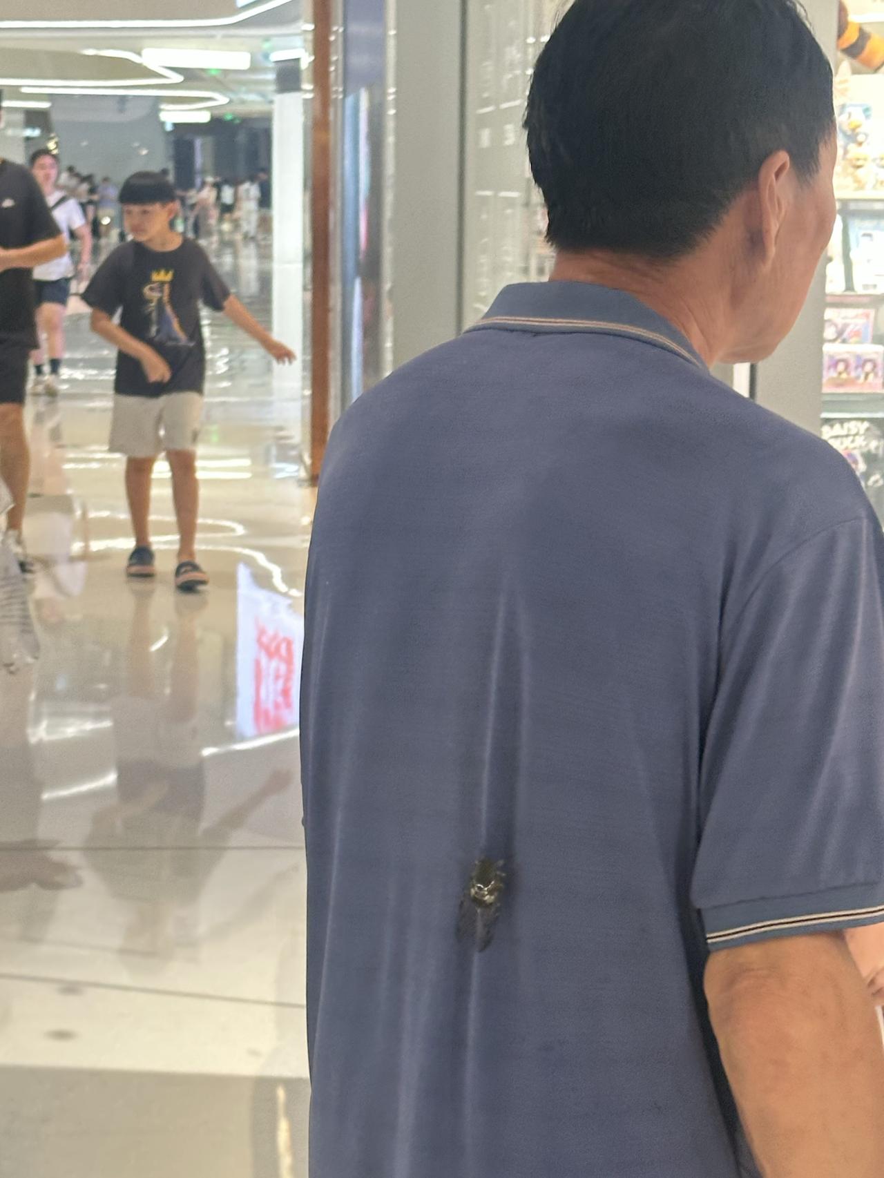 很久没回海淀，周末跑来万象汇吃晚饭，人真多啊。

一层逛街偶遇大爷，带着自家的孩