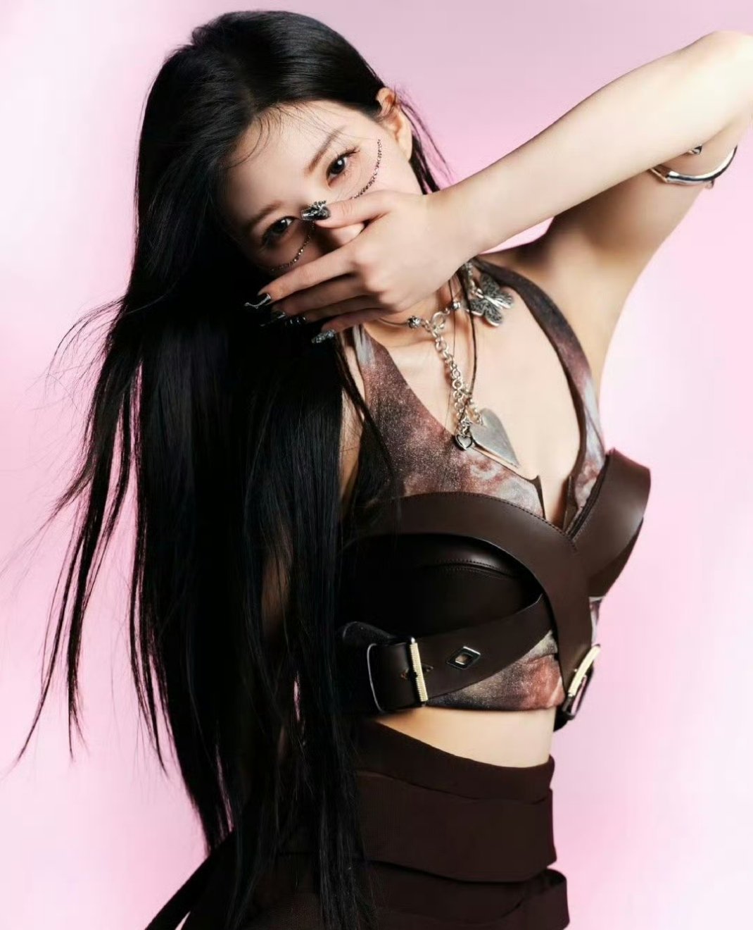 赵露思虞书欣这套同款造型，大家更喜欢谁 呢？ 