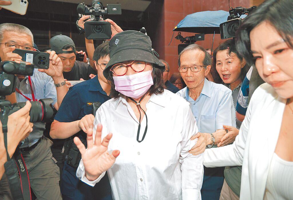 黄吕锦茹千万交保。8月1日，台北地院迎来一场备受瞩目的庭审——首次开庭审理罢免绿