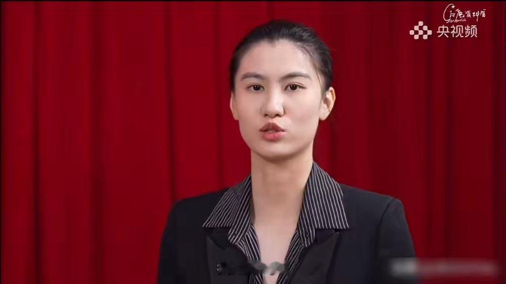 刚被编剧指着鼻子骂，又因综艺言行被全网猛批，白鹿扭头就去采访奥运冠军了。 