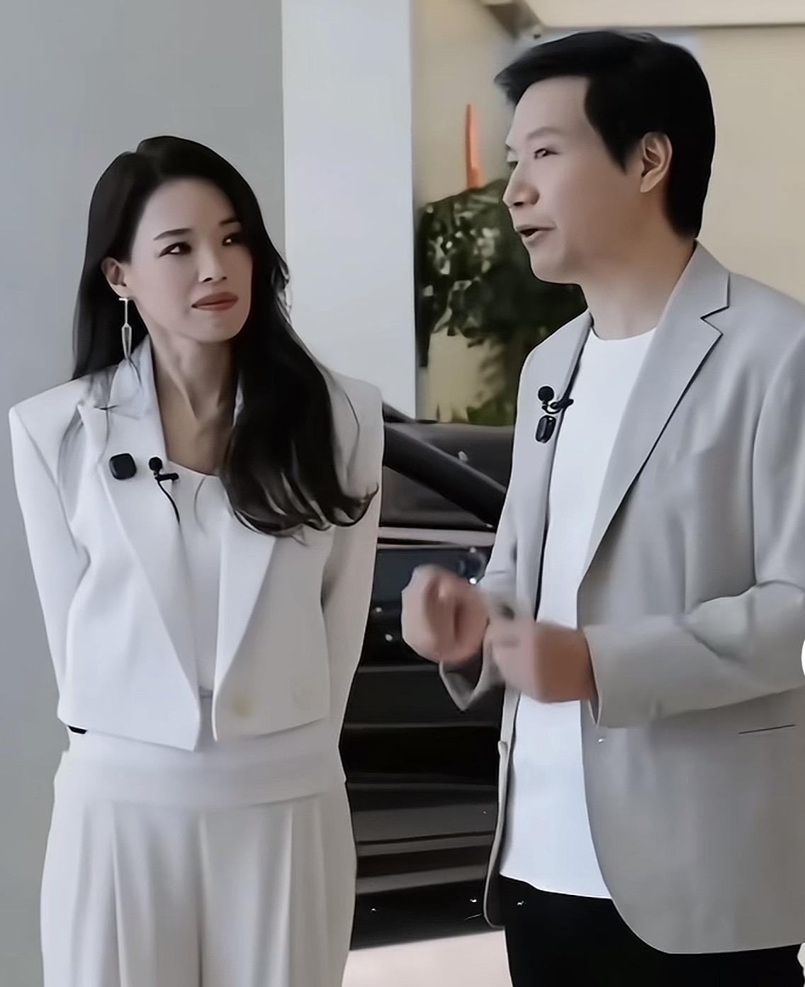 这么一看，也不是不可以啊！看雷军和舒淇破天荒同框竟然是那么的养眼！

舒淇她年轻