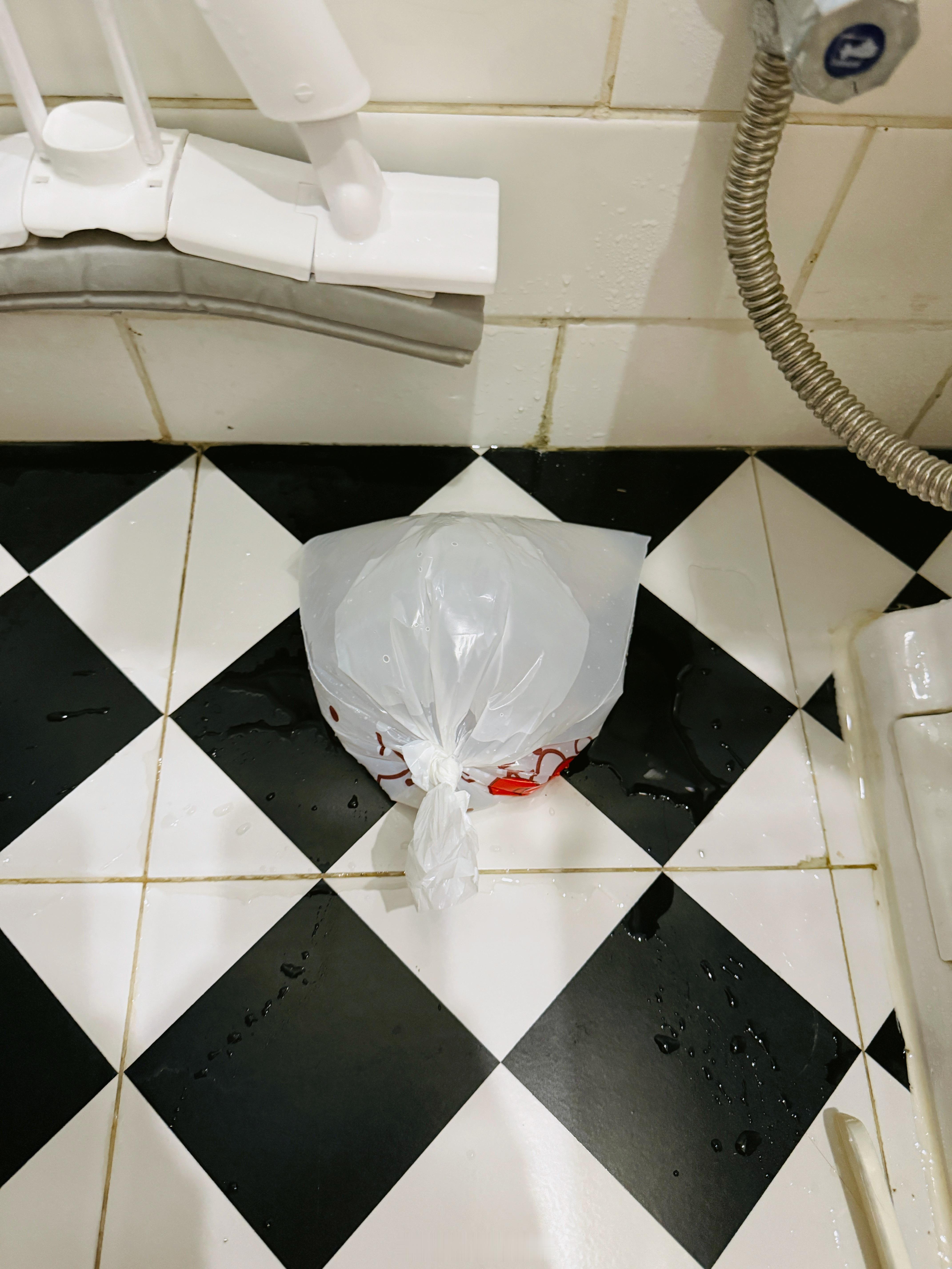 这几天卫生间小飞虫巨多！ 各种杀虫不管用才发现是防臭阀坏了…..先用水袋给封上！