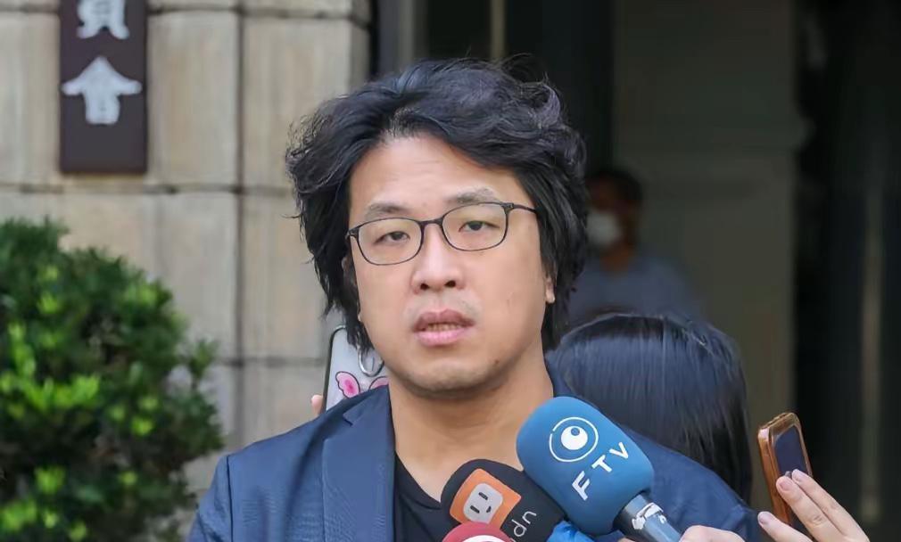 特朗普前脚刚把"掏空台积电"这话挑明了说，后脚沈伯洋就蹦出来接茬了——这反应速度