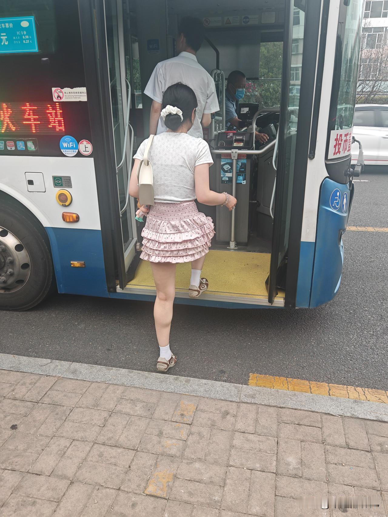 漂亮对于普通人有用么？
感觉用处不大，
除了养养别人的眼，
好像也没有特别的用处