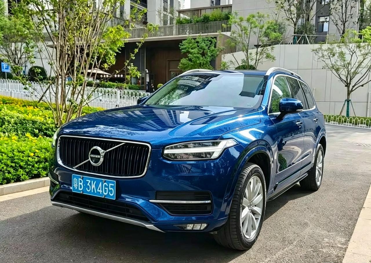 这是沃尔沃xc90在2016年短暂引进过国内的一台车型。仅在2016年和2017