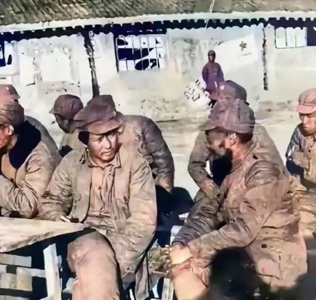 这是1942年延安杨家岭窑洞外拍摄的真实历史照片 