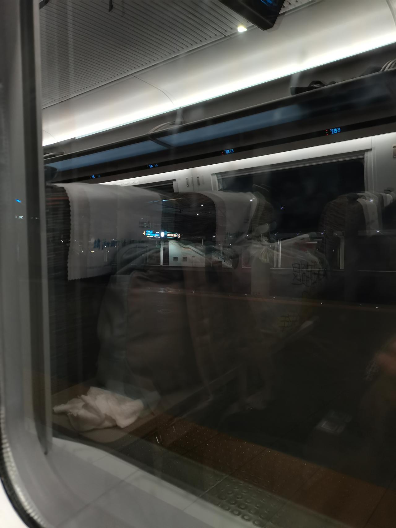 经历了今天一天的车上折腾，
我现在已经在计划哪天可以订到五一的票。
还没到杭州，