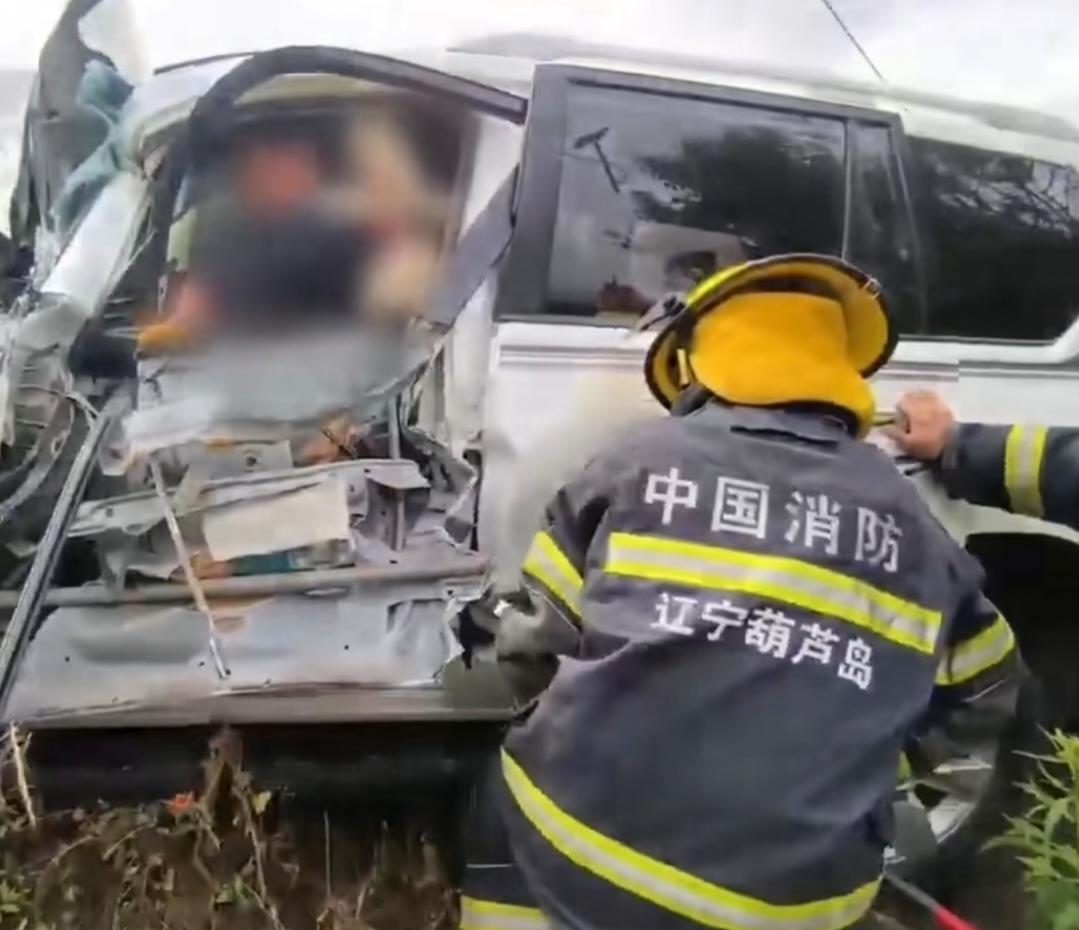 葫芦岛消防人员成功解救交通事故被困人员，为消防队员点赞👍再点赞[强][强][强