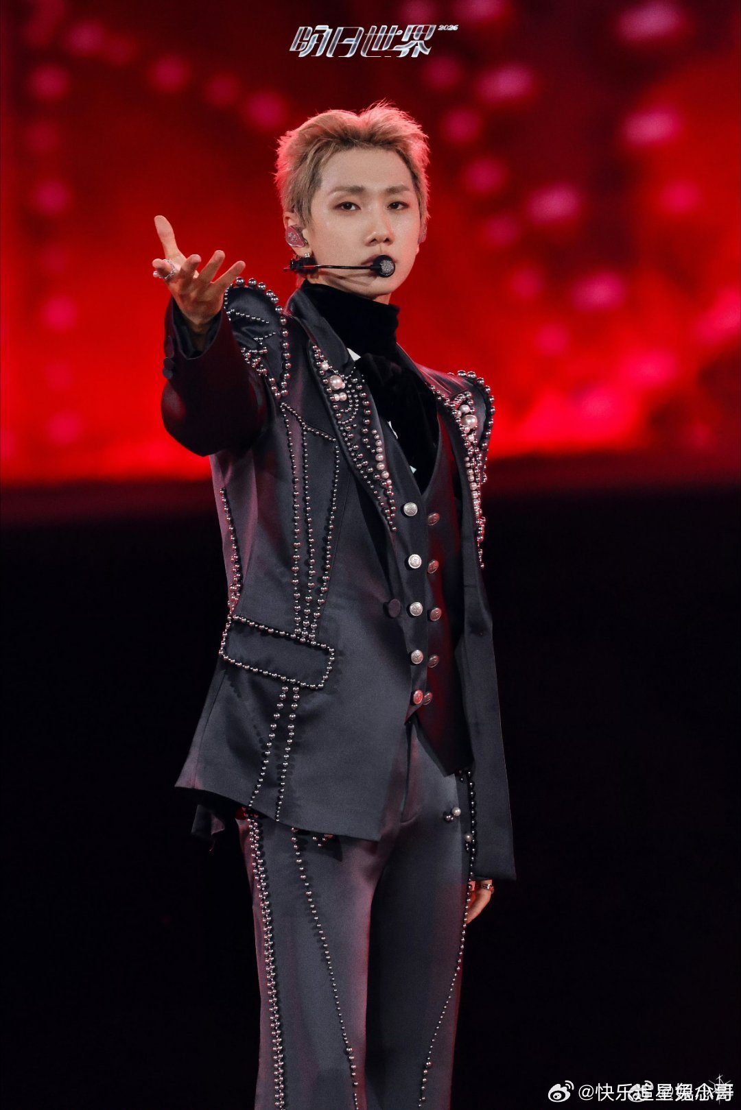 汪苏泷演唱会白天就是好 从白日天光唱到暮色四合，整场演出跟着天色慢慢渐变，像看完