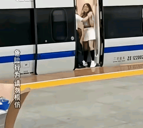 这种行为太危险了，简直就是无法无天！

这个无知又愚蠢的女人。把高铁当成他自己的