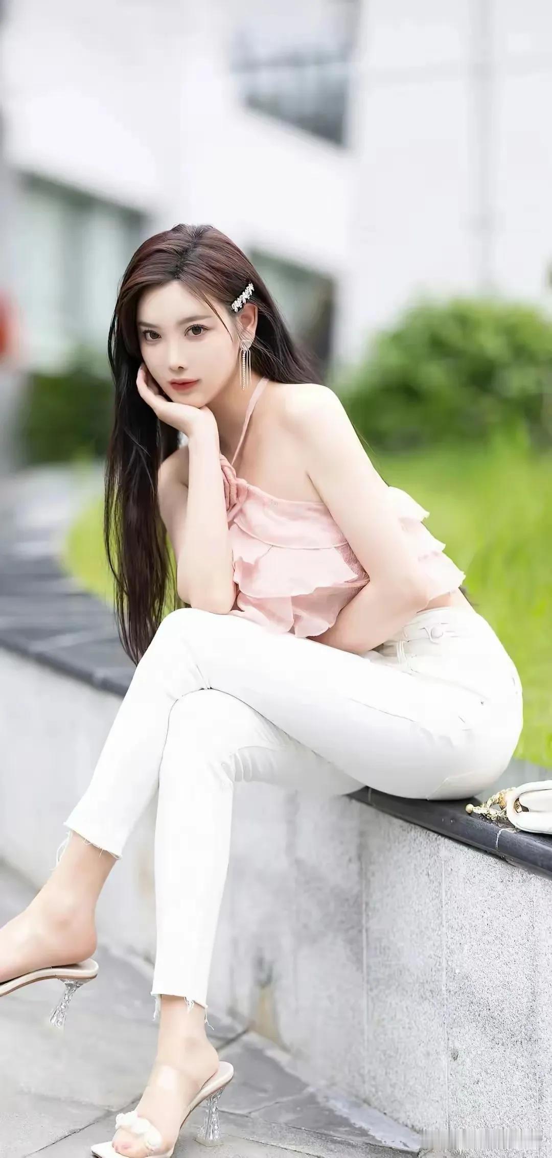 女神晨晨，白色牛仔裤，粉上衣，小清新