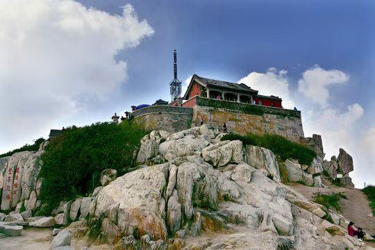 登泰山！！！

岱宗夫如何？齐鲁青未了。
造化钟神秀，阴阳割昏晓。
荡胸生曾云，
