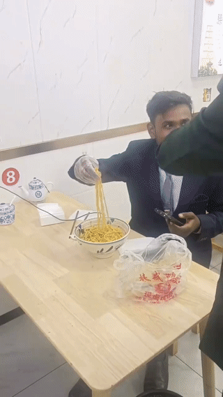 印度人第一次吃“新疆拉条子”。
不过他们还是改不了用喜欢用手吃东西的习惯？
毕竟