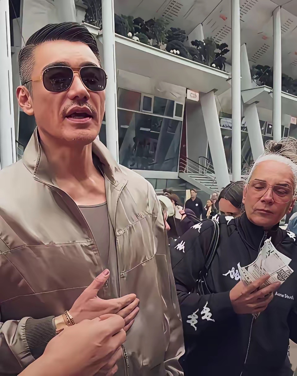 55岁的胡兵，变化也太大了，皮肤粗糙松懈，由一个大帅哥变成一个老头了。不过他身体