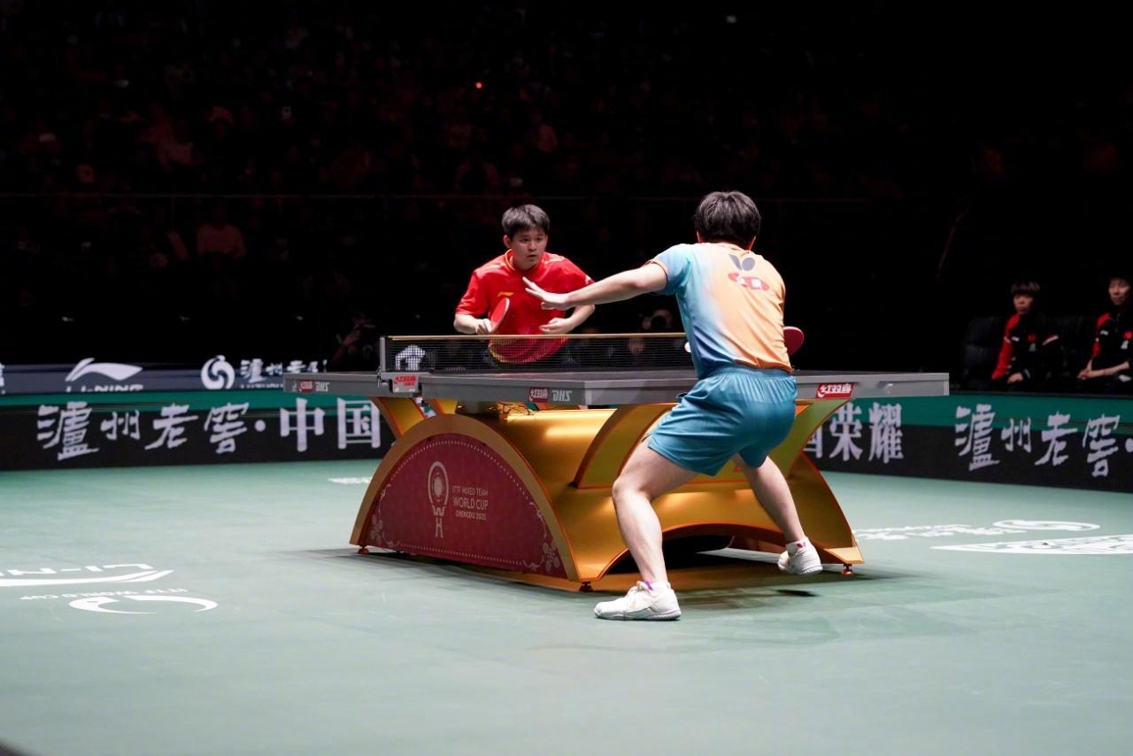 战胜日本队，国乒是冠军！7日晚，2025成都混合团体世界杯迎来最终决战，中国队以