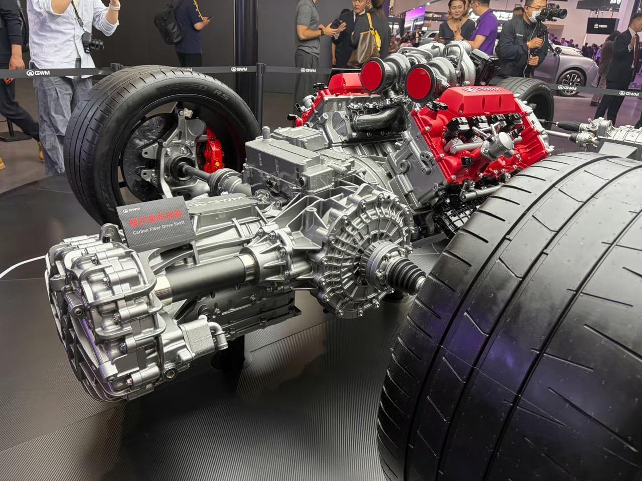 有人说魏建军造V8是与新能源时代格格不入，
因为现在还在专注研发大排量发动机的中