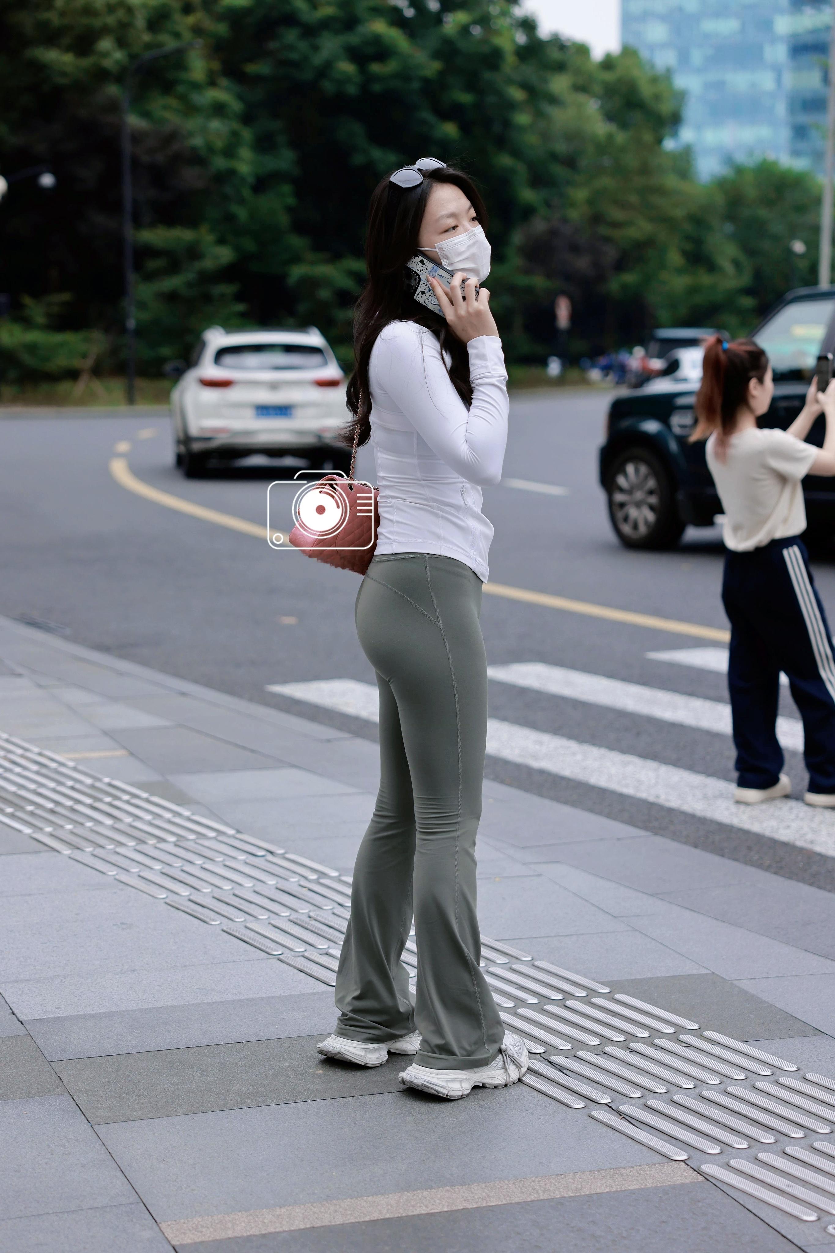 #重庆街拍[超话]# 瑜伽课真能体现美！#街拍# [吃瓜][吃瓜][吃瓜] ​​