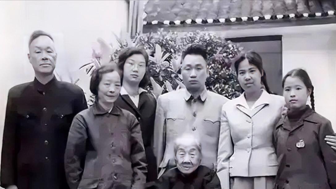 解放后杨开慧母亲跪地痛哭：她不是在哭女儿，是在替那个不敢哭的自己，补一场迟到20