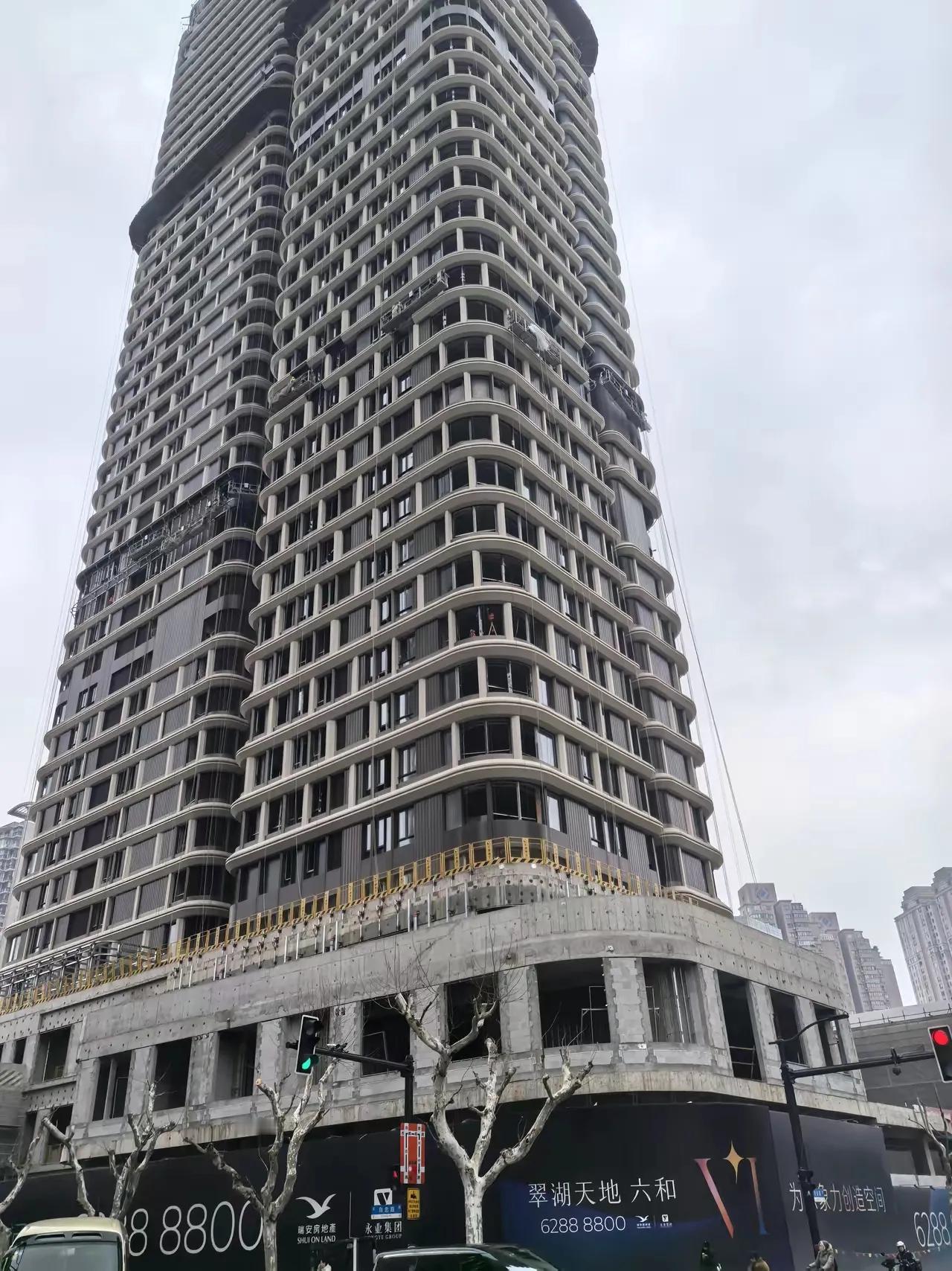 上海的这个翠湖的房子外观装修风格看着与众不同，好高级的样子！能住这里面的也是有头