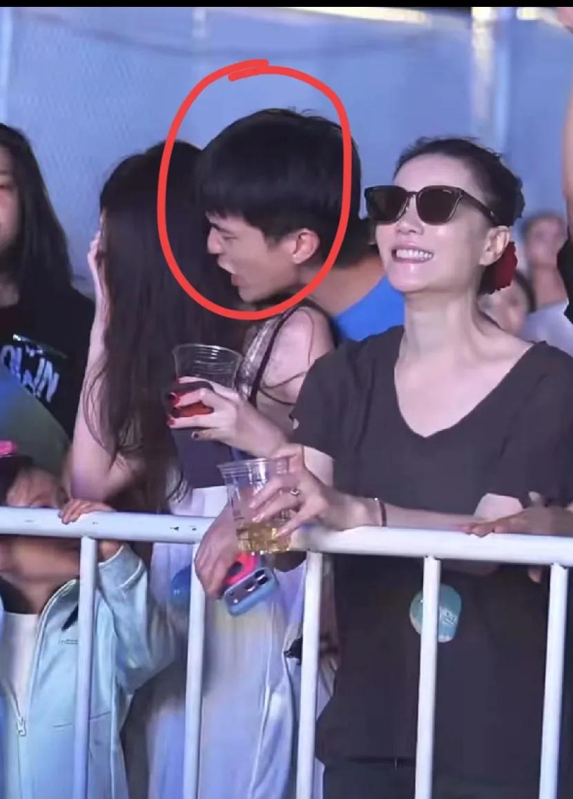 其实明眼人都看出来了，
陈粒主动说“没关系，是酒后失态”，
不是真的不介意，无非