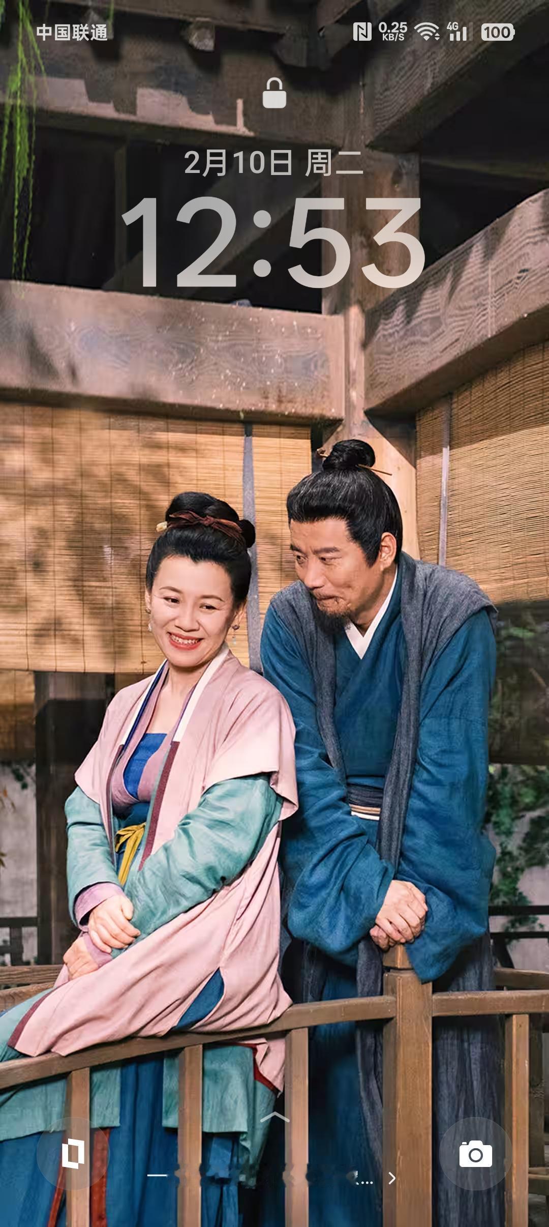 “鸿运马上来”是马年主题的新春吉祥语，核心意象是利用汉字谐音和生肖马的奔跑动态，