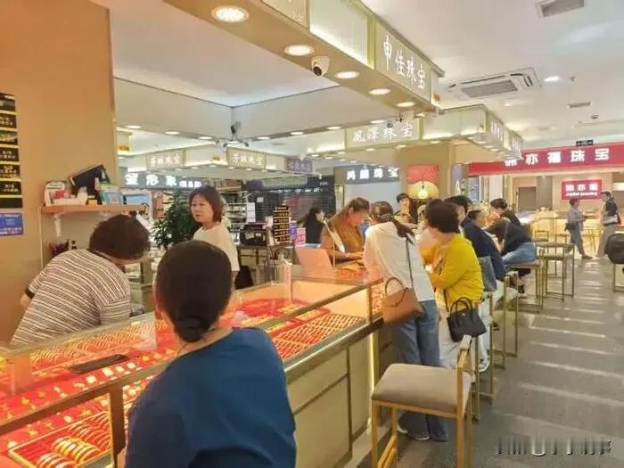 大跌眼镜！首饰金价刚往下调，
不少金店直接挤满抢金的人！
 
6月15日各大品牌