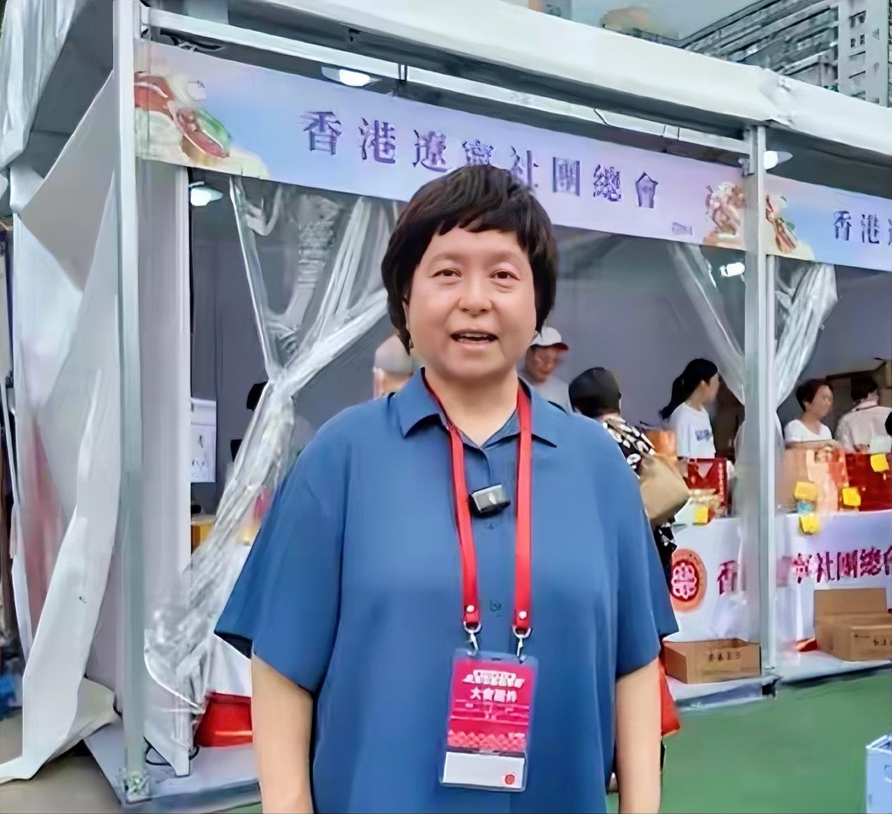 何超蕸简介
何超蕸，1966年出生于中国香港，赌王何鸿燊与二太蓝琼缨三女，毕业于